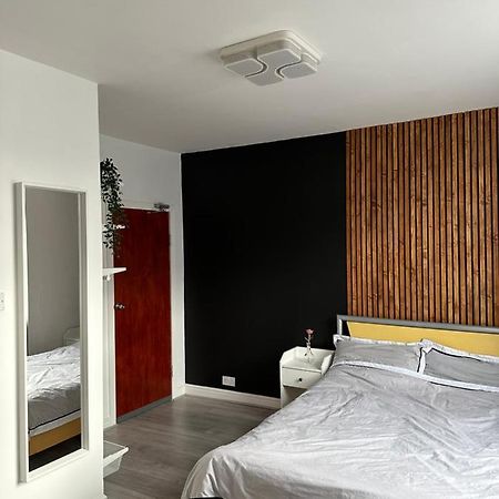 Modern En Suite Bedroom Close To City Centre Leeds  Exterior photo