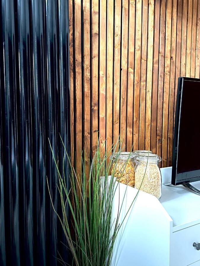 Modern En Suite Bedroom Close To City Centre Leeds  Exterior photo