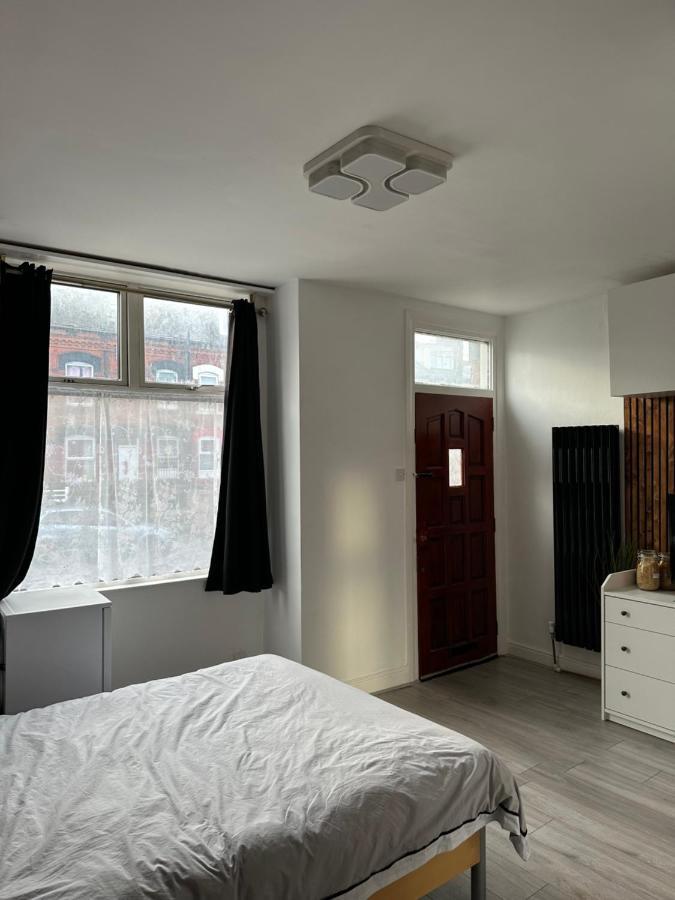 Modern En Suite Bedroom Close To City Centre Leeds  Exterior photo